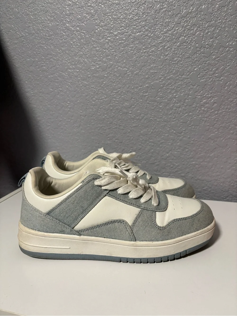 Casual women’s Low-Top Sneakers in white and blue
